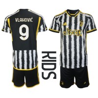 Camisa de Futebol Juventus Dusan Vlahovic #9 Equipamento Principal Infantil 2023-24 Manga Curta (+ Calças curtas)